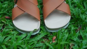 Christian Bale Jesselyn Sandal Flat Platform Wanita Ban Dua Silang Cantik