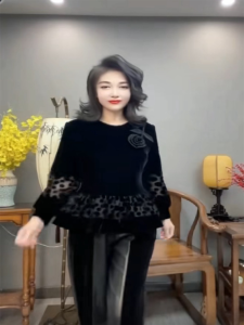 เสื้อยืดผ้ากำมะหยี่สไตล์ฝรั่งเศส แขนยาว ตกแต่งดอกไม้ รัดเอว กระชับสัดส่วน เสื้อยืดคอกลม แฟชั่นฤดูใบไม้ร่วง 2025