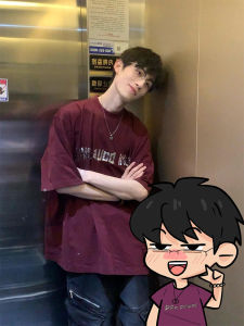 Cleanfit T-Shirt แขนสั้นผู้ชาย ทรงหลวม คอตตอน ลายตัวอักษรโลหะ ทรงเข้ารูป ทรงเข้ารูป แฟชั่นฤดูร้อน สีแดง