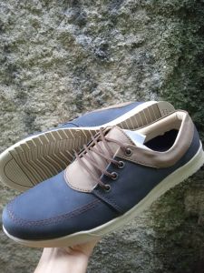 Sepatu model santai untuk pria dewasa
