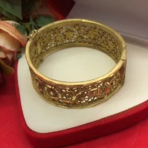 กำไลคลิปล็อคงานดิบทองเหลืองลายดอกไม้ฉลุลาย เส้นผ่านศูนย์กลาง 5.5 ซม.งานดิบไม่ได้ชุบ ทองเหลืองโบราณ พร้อมส่ง