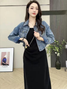 ความรู้สึกระดับไฮเอนด์ เดนิม เสื้อแจ็คเก็ต เดรส ตั้งค่าด้วย สายคล้อง กระโปรงยาวปานกลาง ชั้นฐานเล็ก ๆ สีดำ เดรส สไตล์เกาหลี ปุ่มสูง เอว