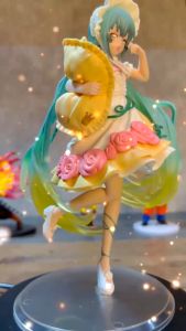 [CÓ HỘP MÀU] - Mô hình Hatsune MIKU ôm gối ngủ dễ thương cao 20cm mô hình trang trí