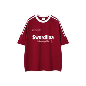 เสื้อยืดแขนสั้นทรงหลวมสำหรับผู้ชาย สีแดง ลายทาง 3 แถบ ทรงอเมริกัน แฟชั่นสตรีท สวมใส่สบาย ผ้าฝ้ายผสมโพลีเอสเตอร์