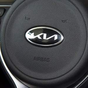 Logo vô lăng KIA xe Kia Morning Carnival Soluto K3 K5 Sonet Carens..logo nắp túi khí kia biểu tượng kia gắn vô lăng