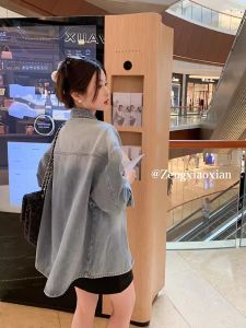 เสื้อแจ็คเก็ตยีนส์ทรงหลวมสำหรับผู้หญิง สีฟ้าอ่อน ทรงหลวม ดีไซน์เก๋ไก๋ ฤดูใบไม้ร่วงปี 2024 เสื้อเชิ้ตแขนยาวคอโปโล