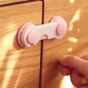 Pengunci Laci Tempel Pengaman Lemari Pengait Kulkas Penahan Pintu Safety Drawer Lock Band Baby Bayi