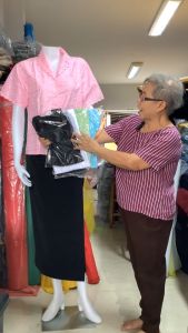 เสื้อลูกไม้คนแก่ แขนสามส่วน เสื้อลูกไม้ผู้สูงอายุ แขนสามส่วน เสื้อลูกไม้กระดุมผ่าหน้าแขนสามส่วน แขนระย้า ลายดอก