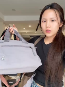 Lingky กระเป๋าทรงถือ+สะพาย ผ้าร่มสปอร์ตรุ่นใหม่ น้ำหนักเบามาก ไซส์ 9" มีช่องซิป 4 ซิป ทรงสวยใส่ของได้เยอะ (LU-78924)