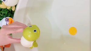 Mainan Mandi Bayi Kura kura berenang