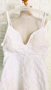 มินิเดรสสายเดี่ยวสีขาว ปักลูกไม้ฉลุ คอวีรูปหยดน้ำ กระโปรงบาน ซิปรูดหลัง ผ้าซับในทั้งชุด สีขาว สวยเซ็กซี่มาก