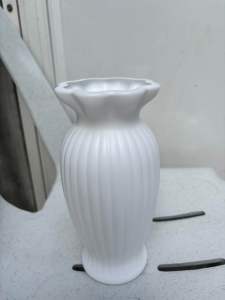 Modern Nordic Vase Plastic for Artificial Flowers or Real Plants Table Décor White Ribbed Design High-Quality Durable Lightweight Stable Base Easy to Clean Minimalist Design Perfect for Home Office Café