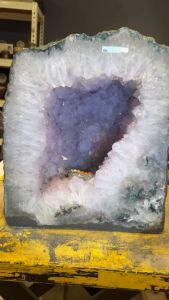 super tebal amethyst crystal geode cave 五行“土” 💯天然紫晶洞 79.62kg 四方来财💰 骨干紫晶大牙 钛晶✔️黄娇花✔️磁场🧲强💪 边部也带有绿幽灵 高Height: 47.5cm 宽Width: 40.5x32cm 洞深Hole: 17cm 重Weight: 79.62kg