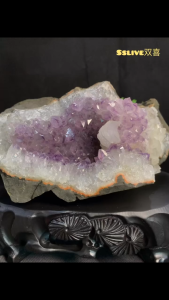 Natural Amethyst Geode Cluster｜Raw & Untreated A stunning m💜 天然紫晶洞晶簇｜原矿开采 · 能量之选 深浅交织的紫意晶体，层次分明且灵动 边缘共生白水晶