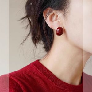 ต่างหูแบบห้อยสีแดงสไตล์ย้อนยุค แฟชั่นระดับไฮเอนด์สำหรับผู้หญิง ไม่ต้องเจาะ ต่างหูแบบห้อยแบบใหม่ 2025 ที่ไม่มีรูในหู เครื่องประดับแฟชั่น