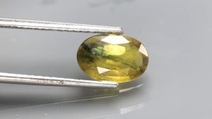 1.25 ct พลอยแท้ พลอยบุษราคัม เผาเก่า สีเหลืองอมเขียว ทรงไข่ บางกะจะ