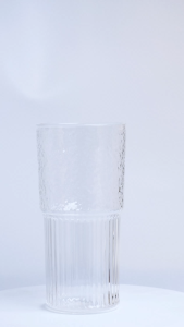 🔥พร้อมส่ง🔥Four Seas แก้ว มีฝาปิดและฟาง 600 มล พร้อมฝาปิด ลายทางแนวตั้ง เรียบง่าย ขนาด