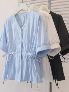 BINKAFENNY | เสื้อเชิ้ตคอวีแขนสั้นผูกโบว์สีฟ้าสไตล์ฝรั่งเศสสำหรับผู้หญิงไซส์ใหญ่ ทรงหลวม ทรงเข้ารูป เสื้อผ้าทำงานสไตล์เกาหลี