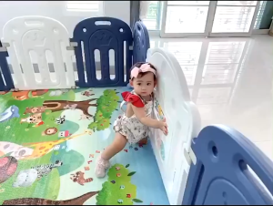 คอกกั้นเด็ก คอกกั้นพลาสติก คอกพับได้ คอกกั้นเกาหลี ที่กั้นเด็ก คอดกั้นเด็ก6.5ฟุต+สไลเดอร์เด็ก+ชิงช้าเด็ก ประกอบง่าย พับเก็บได