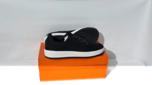 EVONIC-sepatu sneakers / hitam