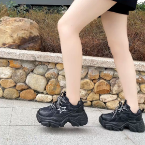 ย้อนยุครองเท้าผ้าใบผูกเชือก ระบายอากาศได้รองเท้าผ้าใบลำลอง รองเท้าผ้าใบผู้หญิงพื้นหนา ไซส์ 36-44 จัดส่งภายใน 24 ชั่วโมง