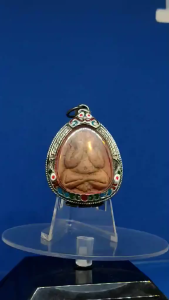 非常火红大名鼎鼎龙婆玛哈士拉高僧大德(龙婆济公)督造至尊圣品全功效金达曼呢药肉必打掩面佛佛牌已包好古典龙牙佛牌壳可直接佩戴Famous Master Monk Lp Maha Sila Sirichanto(Lp Zhi Kong) Phra Pidta Amulet Yant Sukittima Nur Jindamanee Assembled with very nice Classic Type LongYa Amulet casing