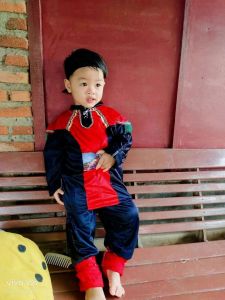 Baju setelan anak singa Depok atasan kaos polo dan celana panjang warna merah hitam dan kuning merah.