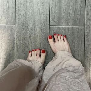 Red Phototherapy Nail Wearable Short Toe Nails Whitening Simple Style High-End Feeling New Model Foot Beauty Care Products