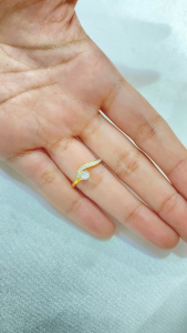 Noin Cincin Titanium Wanita Gold Elegan dengan Batu Zircon Solitaire – Model Mewah & Berkelas