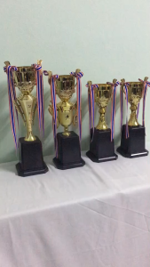 ถ้วยรางวัลโลหะต่อแตรหงส์ ชุด 4 ใบ สูง 40-35-30-30 ซม. พร้อมริบบิ้นและป้ายหน้าถ้วย ราคา 850 บาท วัสดุแข็งแรงทนทาน ใช้สำหรับรางวัลกีฬาและประกวด