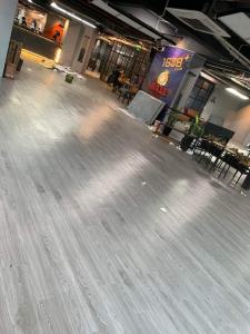 Miếng Dán Sàn Nhựa Vân Gỗ Sẵn Keo Giá Tại Kho HCM (Hỏa Tốc)