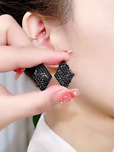 2023 New Arrival Black Rhombus Ear Clip Earrings Elegant Socialite round Face Silver Stud Earrings Personalized Earrings Female Fashion Cool