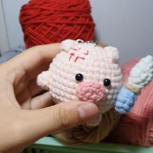 MÓC KHÓA HEO CẦM D.A.O BẰNG LEN