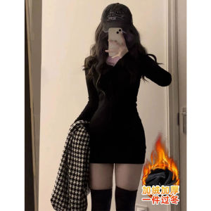 ชุดเดรสผ้าถักสีดำบุขนแกะหนาสำหรับผู้หญิงในฤดูใบไม้ร่วงและฤดูหนาว กระโปรงทรงเอเข้ารูปเอวสูง แขนยาว สีพื้น