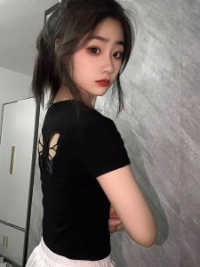 เสื้อยืดแขนสั้นทรงเข้ารูปสำหรับผู้หญิงในช่วงฤดูร้อน ดีไซน์ลายผีเสื้อหลัง สีดำ ทรงเข้ารูป กระชับสัดส่วน เสื้อตัวบน