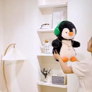 Gấu Bông Chim Cánh Cụt Nghe Nhạc Đồ Họa Đáng Yêu Cho Bé 25cm HADA