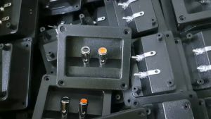 แท็บหลังตู้ลำโพงแบบสปริงกด (รหัสสินค้า Pw-01) ตัวกดเป็นเหล็ก ล็อคสายแน่น วัสดุเกรดดีพลาสติกABS แข็งแรงได้มาตรฐาน