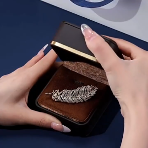 Elfindo- 035 Bros Motif Daun Cantik/ Pin Berlian Imitasi Breastpin Wanita/ Bros Kelas Atas