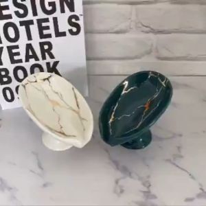 khay đựng xà bông xà phòng cục đĩa để xà phòng hình chiếc lá chất liệu gốm sứ cao cấp cho nhà hàng khách sạn sang trọng có rãnh thoát nước sạch sẽ