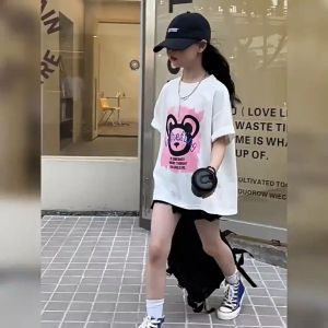 WANDER เสื้อเด็กหญิง เสื้อยืดแขนสั้นเด็กหญิง ลายการ์ตูนหมีมัดย้อม เสื้อเชิ้ตแขนสั้นผ้าฝ้ายทรงหลวมขนาดใหญ่สำหรับเด็ก 23712