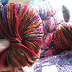 ไหมพรมสีเหลือบ สีสันสดใสสวยงาม ขนาดเส้นประมาณ 1.5 มิล น้ําหนักต่อม้วน ประมาณ 45 - 50 กรัม