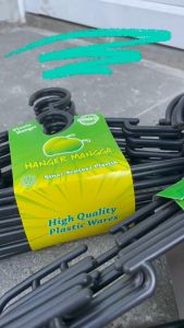 Gantungan Baju Plastik Hanger Dewasa Hitam 1 Pak Isi 12 Pcs