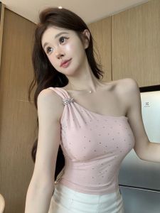 GUZILIAN | เสื้อกั๊กสายเดี่ยวเซ็กซี่ดีไซน์ไหล่ Pure Desire สำหรับผู้หญิงในฤดูร้อน ดีไซน์เก๋ไก๋ พร้อมแผ่นเสริมหน้าอก เสื้อคลุมกันหนาวแบบสวมหัว