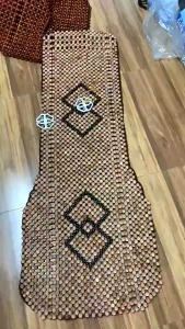 Lót ghế gỗ ô tô hạt gỗ Hương Mộc có hoa văn ở giữa có khâu viền cao cấp