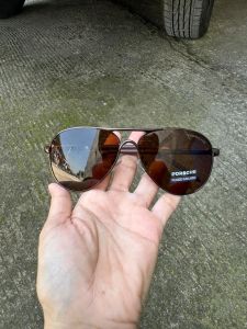 kacamata pria hitam lensa polarized | fit untuk aktivitas outdoor | scene di luar ruangan dengan latar belakang bangunan