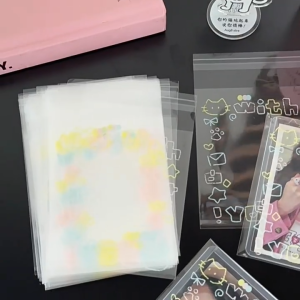 MI-C1365 50PCS Plastik OPP Bungkus Sleeve Cover Kartu Photocard 50 Lembar Plastik Motif Warna Warni