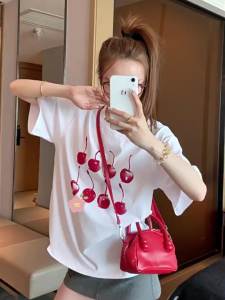 T-Shirt Wanita Lengan Pendek Putih Ukuran Besar Motif Cherry Desain Longgar Slim Fit Nyaman Katun Tipis Bernapas Tren Musim Panas 2025 Baju Kasual Gaya Minimalis Cocok Untuk Streetwear Manis dan imut Gaya Jepang Serbaguna Kerah bulat Slip - on Tops