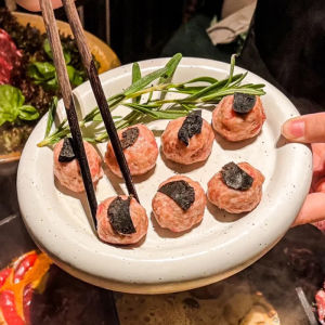 จานสังกะสีไวนิลสไตล์ภูเขาป่าสำหรับตักเนื้อวัวและเห็ด จานสังเคราะห์แบบแข็งสำหรับร้านอาหารสุกไล่ จานรองเนื้อสัตว์ ขนาด 8 นิ้ว