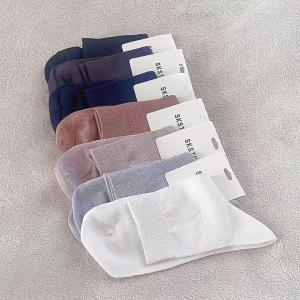 CEEKEY ถุงเท้าสำหรับผู้ชาย ถุงเท้าผู้ชายกลางฤดูใบไม้ผลิและฤดูร้อน ถุงเท้าผู้ชายสีทึบ ถุงเท้าป้องกันแรงเสียดทานแบบสบาย ๆ ในช่วงฤดูร้อน