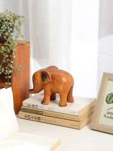 ช้างไม้แกะสลัก ช้างการ์ตูน ตัวเล็ก สีไม้ ช้างน้อย วางไว้บนโต๊ะ เสริมฮวงจุ้ย ค้าขาย ร่ำรวย มงคลแกะสลัก แกะสลักไม้ เทพเจ้าแห